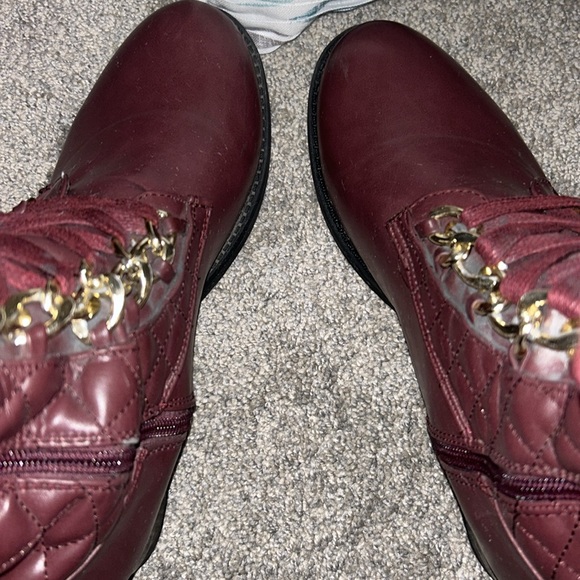 💰Shoe Dazzle Kaycee Quilted Lace Up Unique Burgundy Boots 2/40$💰 - Picture 4 of 9